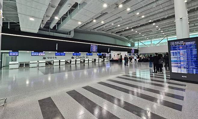 확장개장한 김해공항 국제선 여객터미널 내부 모습. 한국공항공사·부산시 제공