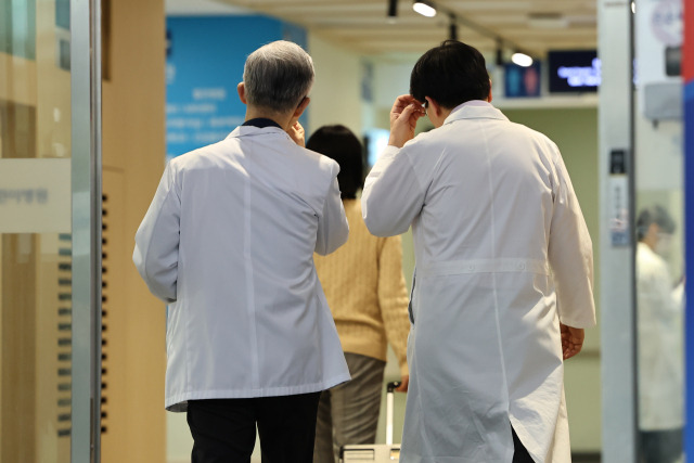 의대 교수들의 무더기 사직이 현실화할 수 있다는 우려가 고개를 들고 있는 가운데 23일 오후 서울대 의대 교수들이 서울대병원 어린이병원 건물로 들어서고 있다. 연합뉴스
