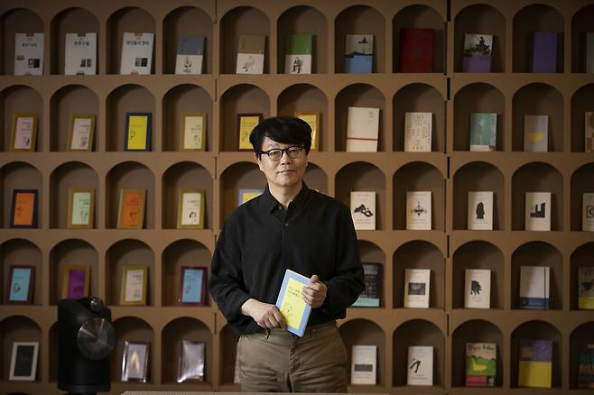 이광호 문학과지성사 대표는 ‘새로운 언어적 모범이나 실험에 대해 열려 있는 시선집’을 지향해왔다. ⓒ시사IN 이명익
