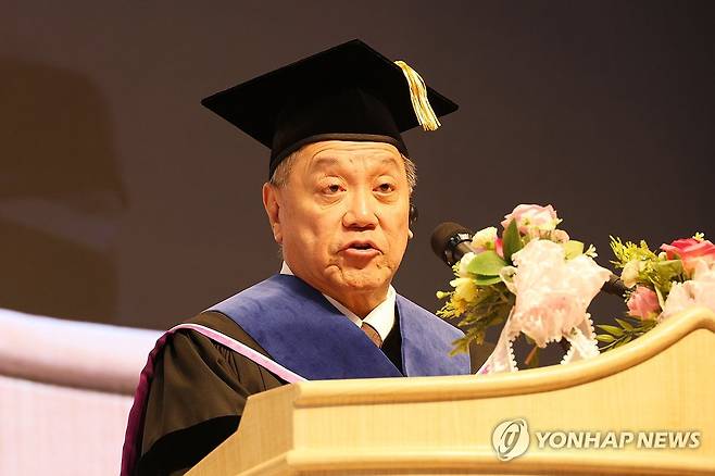 연설하는 혹 탄 브로드컴 CEO (대전=연합뉴스) 강수환 기자 = 16일 오후 2024 학위수여식이 열린 대전 유성구 한국과학기술원(KAIST)에서 미국 반도체기업 브로드컴 혹 탄 최고경영자 겸 회장이 명예박사 학위를 받은 뒤 졸업 연설을 하고 있다. 2024.2.16 swan@yna.co.kr
