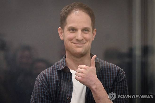 WSJ 에반 게르시코비치 기자 (모스크바 AFP=연합뉴스) 미국 월스트리트저널(WSJ) 에반 게르시코비치 기자가 23일(현지시간) 모스크바 법원에서 열린 항고심 심리에 출석해 건재를 알리고 있다. 2024.4.24 photo@yna.co.kr (끝)