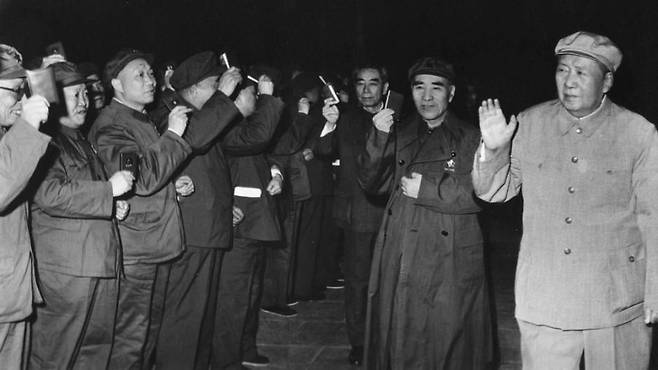 마오쩌둥 어록 '소홍서'를 흔들며 충성을 맹세하는 정부 관료들.  [교유서가 제공. 재판매 및 DB금지]