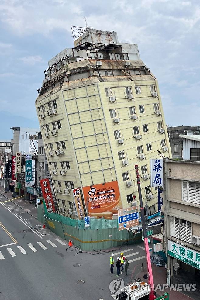 대만 지진으로 기울어진 푸카이 호텔 건물 [AFP 연합뉴스 자료사진. 재판매 및 DB 금지]