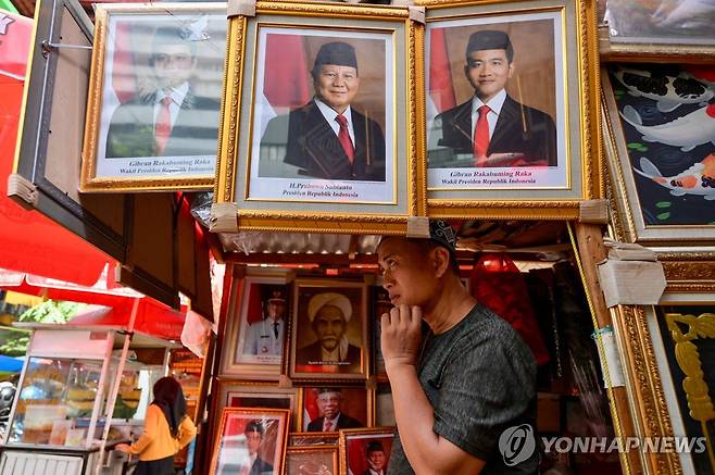 인도네시아 차기 대통령 사진 판매 (자카르타 AFP=연합뉴스) 23일(현지시간) 인도네시아 자카르타에 있는 한 상점에서 (왼쪽부터) 조코 위도도 인도네시아 대통령과 프라보워 수비안토 인도네시아 차기 대통령 당선인, 기브란 라카부밍 라카 부통령 당선인의 사진이 든 액자를 판매하고 있다. 2024.4.24. photo@yna.co.kr
