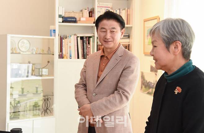김동근 시장(왼쪽)이 김명애 백영수미술관장과 이야기하고 있다.(사진=의정부시 제공)