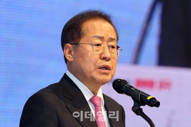 홍준표 대구시장이 박정희 전 대통령 동상 건립을 반대하는 단체들에 대해 유감이라고 밝혔다.(사진=뉴시스)