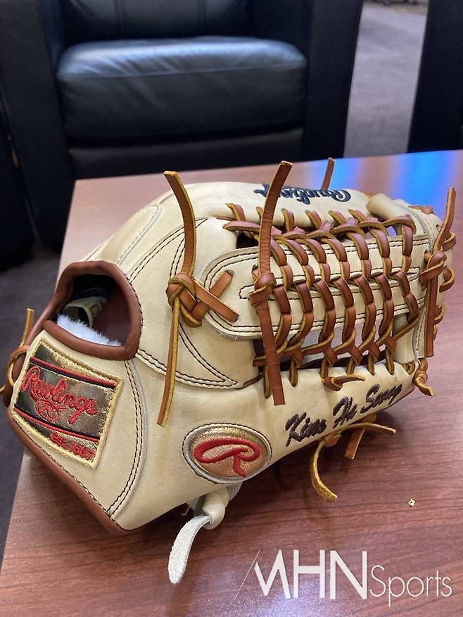 ('골드글러브' 수상자에게만 제공되는 R사의 금장 글러브. 김하성의 것이다)