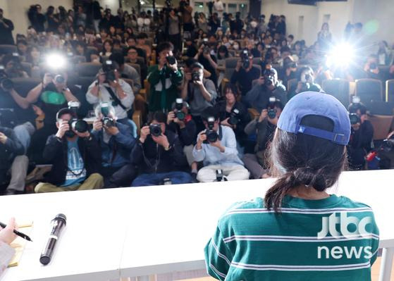하이브 산하 레이블 어도어 민희진 대표가 25일 오후 서울 서초구 한국컨퍼런스센터에서 진행된 긴급 기자회견에 참석했다. 김현우 엔터뉴스팀 기자 kim.hyunwoo3@jtbc.co.kr (콘텐트비즈니스본부)