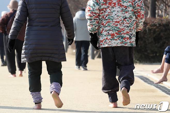 지난 1월 대구 수성못을 찾은 시민들이 산책로를 따라 맨발로 걷고 있다. 2024.1.30/뉴스1 ⓒ News1 공정식 기자