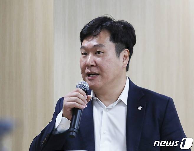 이화영 전 경기도 평화부지사측 변호인 김광민 변호사가 23일 오전 경기 수원시 영통구 경기도의회 브리핑룸에서 재판부 기피신청 관련 기자회견을 하고 있다. 2023.10.23/뉴스1 ⓒ News1 김영운 기자