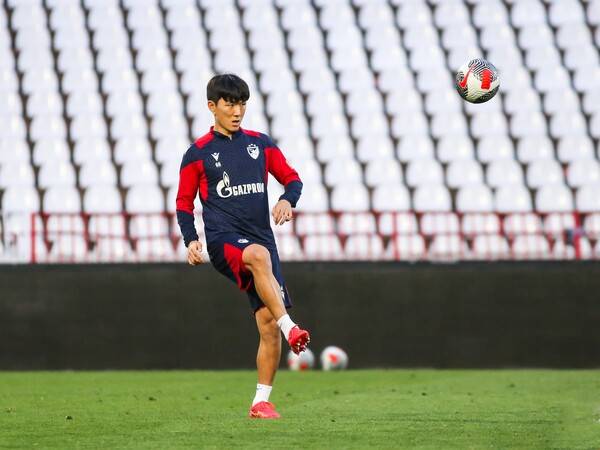 25일(이하 한국시간) 세르비아 베오그라드에 위치한 스타디온 츠르베나 즈베즈다에서 열린 '라이벌' 파르티잔과의 '2023~2024 세르비아컵' 준결승전에 선발 출전해 풀타임을 소화하며 자책골을 유도하는 등 2-0 팀 승리를 이끈 가운데 황인범이 팀 트레이닝센터에서 훈련에 임하고 있다. 사진┃츠르베나 즈베즈다 공식 SNS