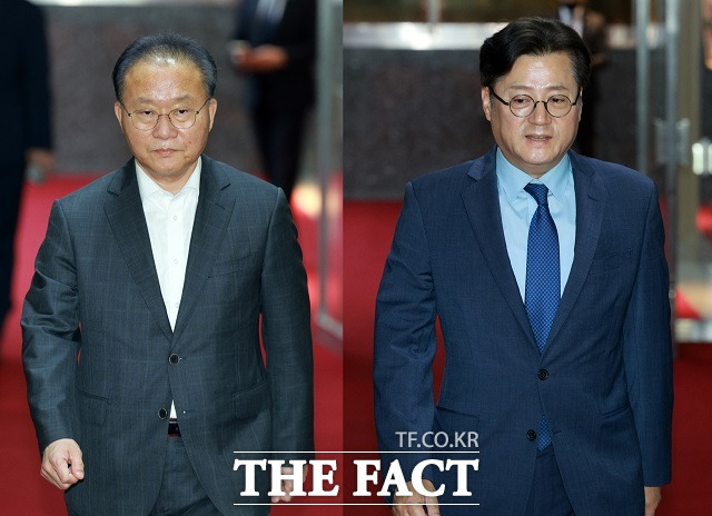 여야가 쟁점 법안 처리를 두고 대립하고 있다. 사진은 윤재옥(왼쪽) 국민의힘 원내대표와 홍익표 더불어민주당 원내대표가 지난 23일 국회 의장실에서 열린 회동에서 5월 임시국회 의사일정에 합의하지 못했다. /뉴시스