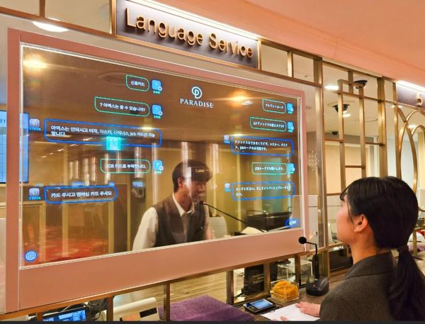 파라다이스 카지노 워커힐이 관광 업계 최초로 도입한 인공지능(AI) 디지털 통역 스크린'[사진제공=파라다이스]