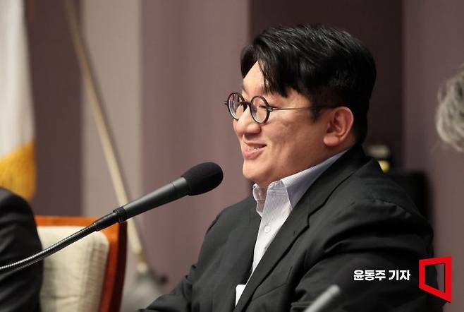 지난 15일 관훈포럼에 참석한 방시혁 하이브 의장의 모습.