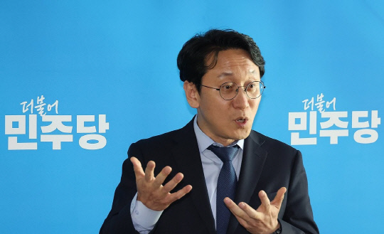 브리핑하는 천준호 비서실장. 연합뉴스.