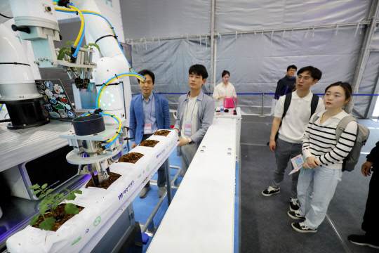 25일 열린 대한민국 과학축제에서 관람객들이 한국생산기술연구원의 스마트 온실 정식로봇을 보고 있다. 김영태 기자