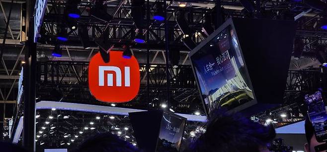 25일 중국 베이징 중국국제전람중심 순의관에서 열린 ‘오토차이나 2024(베이징 국제 모터쇼)’의 샤오미 전시 부스. ⓒ베이징 공동취재단