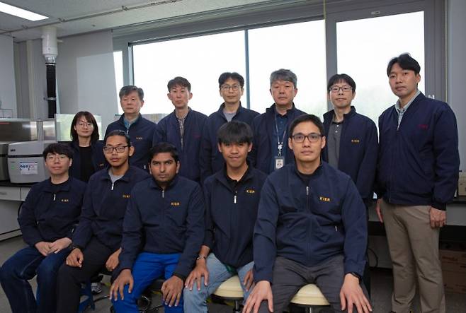 유지호 한국에너지기술연구원 대기청정연구실 책임연구원(윗줄 왼쪽 3번째)를 비롯한 연구팀이 단체 사진을 촬영하고 있다. 에너지연 제공.