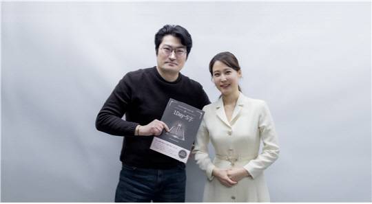 자신의 이름을 따 '수아쌤' 채널을 운영 중인 '정수아 수능전문 국어학원' 정수아(오른쪽) 원장과 광운대 OTT 미디어 전공 이희대 교수가 디지털타임스 유튜브 스튜디오에서 '희대의 NOW 구독중' 인터뷰를 마치고 기념사진을 촬영 중이다. 문해력 향상을 위해 하루에 한자어 5개씩은 공부하자는 취지로 그녀가 만든 교재도 이번 인터뷰에 소개됐다.   박동욱 기자 fufus@dt.co.kr