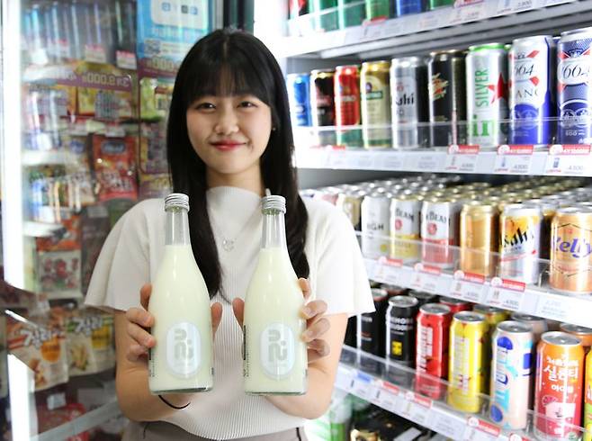 GS리테일이 운영하는 편의점 GS25가 다음 달 1일 '서울실버 리미티드 에디션' 한정판 프리미엄 막걸리를 출시한다. GS리테일 제공