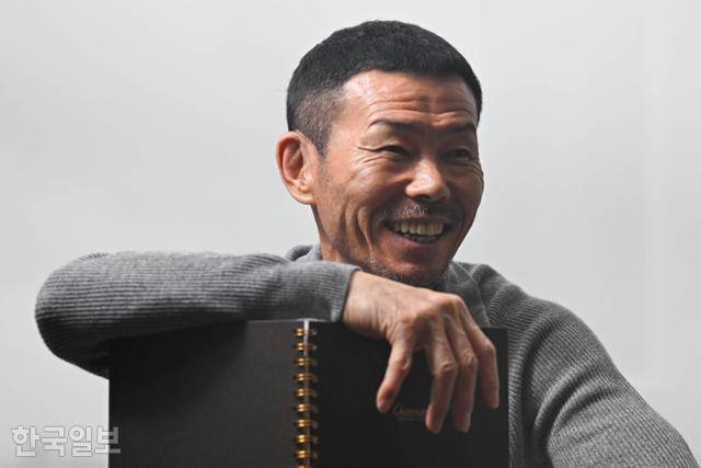 그는 이달 20일 두 번째 책 ‘나는 읽고 쓰고 버린다’를 출간했다. 최근 15년 동안 쓴 독서노트 중 여섯 권이 기반이 됐다. 그의 앞에 있는 것이 독서노트 중 한 권이다. 최주연 기자