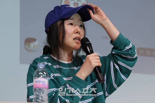 어도어의 민희진 대표가 하이브와의 대립에 대한 긴급 기자회견를 25일 오후 서울 서초구 한국컨퍼런스센터에서 진행했다. 한편, 지난 22일부터 어도어에 대한 감사를 진행한 하이브는 이날 민희진 대표 주도로 경영권 탈취 계획이 수립됐다는 구체적인 사실을 확인했고 물증도 확보했다며 고발장 제출을 예고했다. 서병수 기자 qudtn@edaily.co.kr /2024.04.25/