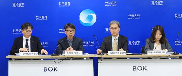 (왼쪽부터) 이인규 지출국민소득팀장, 신승철 경제통계국장, 강창구 국민소득총괄팀장, 전현정 국민소득총괄팀 과장이 25일 오전 서울 중구 한국은행에서 2024년 1분기 실질 국내총생산(속보)의 주요 특징을 설명하고 있다. [사진=한국은행]