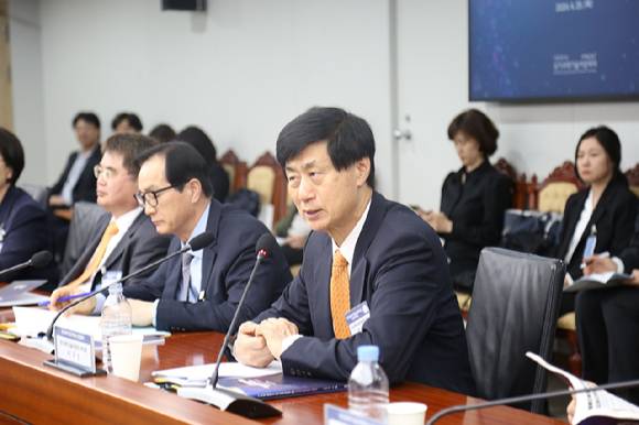 이우일 부의장이 용산 대통령실에서 열린 AI-반도체·첨단방이오·퀀텀 글로벌 선도국가 도약을 위한 국가과학기술자문회의 전원회의에서 모두 발언을 하고 있다. [사진=과기정통부]