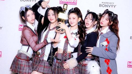 지난해 '2023 빌보드 뮤직 어워즈'에서 데뷔 1년 4개월 만에 ‘톱 글로벌 K-팝 아티스트’를 수상한 뉴진스. 사진 빌보드