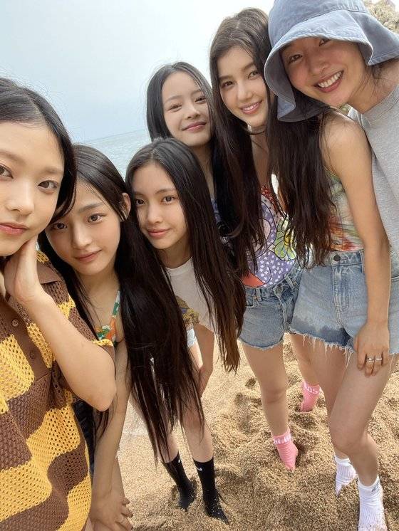 뉴진스 멤버와 민희진 대표. 사진 어도어