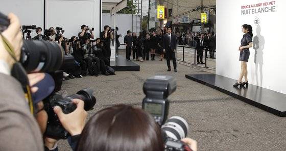 뉴진스 민지가 23일 서울 성동구 한 매장에서 열린 패션 브랜드 행사에서 포즈를 취하고 있다. 뉴스1