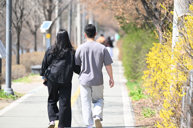 ▲ 강원 춘천 공지천에서 시민들이 간편한 옷차림으로 산책을 하고 있다. [강원도민일보 자료사진]