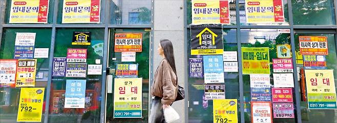 < 찬바람 부는 미사지구 상가 > 고금리와 경기 침체, e커머스 시장 확대 등으로 수도권 상가 시장에 찬바람이 불고 있다. 임대인들이 장기간 세입자를 구하지 못해 놀리는 상가가 즐비하다. 경기 하남 미사지구의 한 상가 빌딩에 분양 안내 문구가 덕지덕지 붙어 있다.   /하남=최혁 기자