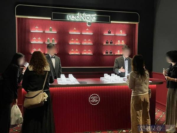 샤넬 향수를 시향하고 칵테일을 시음할 수 있도록 꾸며둔 공간. VIP 전용 공간이다. /사진=김세린 기자