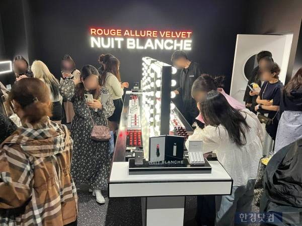 샤넬 뷰티 제품을 구매할 수 있는 공간이 북적이는 모습. /사진=김세린 기자