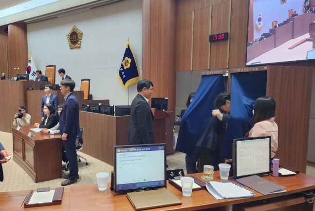 Chungnam provincial lawmakers vote on a bill to repeal the student rights ordinance on Thursday. Yonhap News Agency