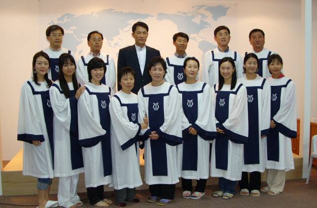 권오식 보국에너텍 부회장은 해외 지사 생활을 하면서 아내와 현지 교회에서 성가대로 봉사하곤 했다. 권 부회장(뒷줄 왼쪽)과 아내(앞줄 오른쪽)가 2008년 카타르 한인교회 성가대원들과 기념촬영을 하고 있다.