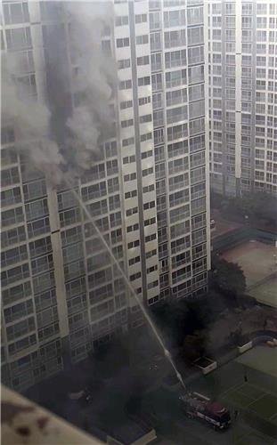25일 오후 5시쯤 부산 남구 용호동의 한 아파트 12층에서 화재가 발생했다. 연합뉴스