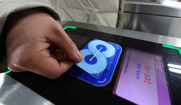 서울 중구 지하철 1호선 시청역에서 지하철 이용객이 기후동행카드를 사용해 개찰구를 통과하고 있다. [사진 = 연합뉴스]