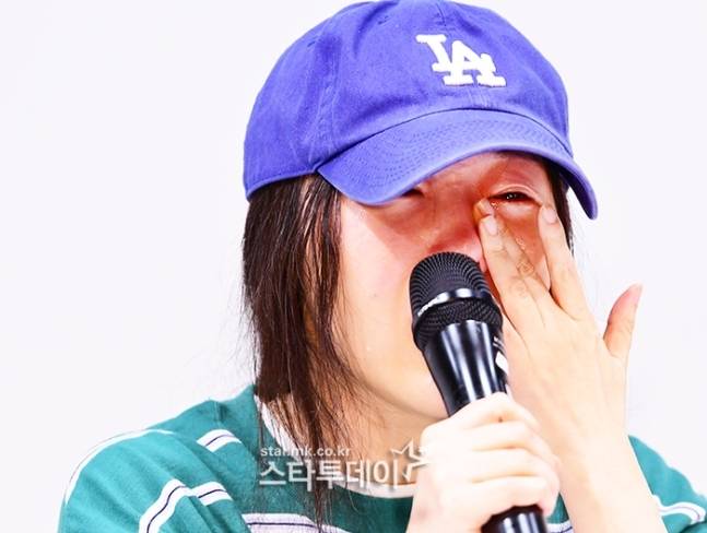 민희진 대표가 25일 기자회견 도중 눈물을 쏟고 있다. 강영국 기자