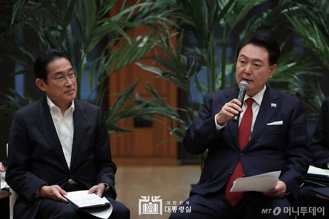 (서울=뉴스1) 오대일 기자 = 아시아태평양경제협력체(APEC) 정상회의 참석을 위해 미국을 방문 중인 윤석열 대통령과 기시다 후미오 일본 총리가 17일(현지시간) 미국 캘리포니아주 스탠퍼드대 후버연구소에서 한일 스타트업 간담회를 하고 있다. (대통령실 홈페이지) 2023.11.18/뉴스1  Copyright (C) 뉴스1. All rights reserved. 무단 전재 및 재배포,  AI학습 이용 금지. /사진=(서울=뉴스1) 오대일 기자