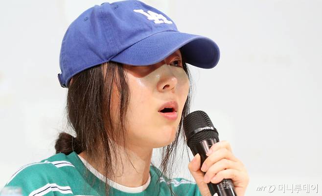 [서울=뉴시스] 김혜진 기자 = 민희진 어도어 대표가 25일 오후 서울 강남구 한국컨퍼런스센터에서 열린 긴급 기자회견에서 입장을 밝히고 있다. 하이브는 22일 민희진 대표 등이 경영권 탈취 시도를 했다며 전격 감사에 착수한 것으로 알려졌다. 민 대표는 하이브의 또 다른 산하 레이블인 빌리프랩의 걸그룹 아일릿이 뉴진스를 카피했다는 공식입장으로 맞받아쳤다. 2024.04.25. jini@newsis.com /사진=김혜진