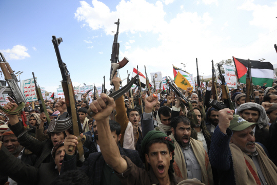 지난달 29일 예멘 수도 사나에서 열린 반미·반이스라엘에 참여한 후티 반군 지지자들이 손에 무기를 들고 구호를 외치고 있다. EPA 연합뉴스