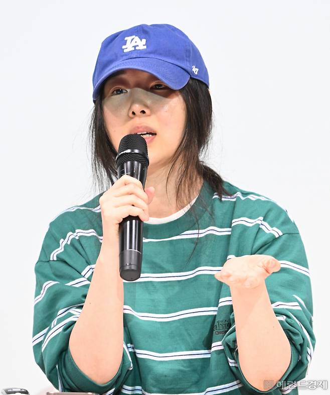 민희진 어도어 대표가 25일 오후 서울 서초구 한국컨퍼런스센터에서 어도어 경영권 탈취와 관련한 기자회견을 하고 있다. 하이브는 지난 22일 민 대표 등 어도어 경영진의 경영권 탈취 시도 정황을 파악하고 감사에 착수했다. 임세준 기자