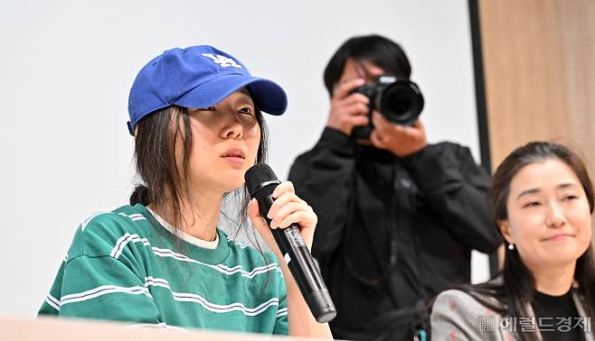 민희진 어도어 대표가 25일 오후 서울 서초구 한국컨퍼런스센터에서 어도어 경영권 탈취와 관련한 기자회견을 하고 있다. 하이브는 지난 22일 민 대표 등 어도어 경영진의 경영권 탈취 시도 정황을 파악하고 감사에 착수했다. 임세준 기자
