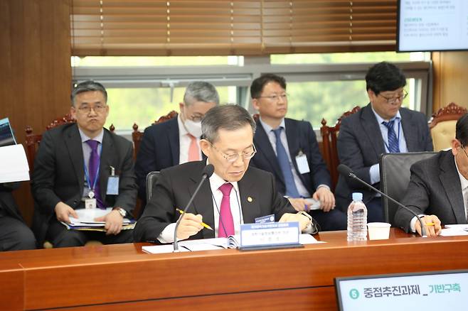 이종호 과학기술정보통신부 장관이 3대 게임체이저 기술 이니셔티브에 대한 내용을 검토하고 있다.[과기정통부 제공]