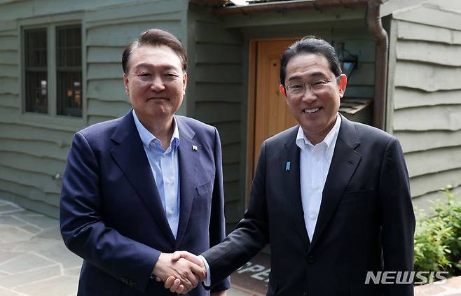 [캠프 데이비드=뉴시스]윤석열 대통령과 기시다 후미오 일본 총리가 역사문제에서 비롯된 양국간 갈등을 봉합하고 협력한 것은 국제 정세에 큰 변화를 가져왔다고 커트 캠벨 미 국무부 부장관이 24일(현지시각) 평가했다. 사진은 윤 대통령이 지난해 8월18일 미 메릴랜드주의 미국 대통령 별장 캠프 데이비드에서 열린 한일 정상회담에서 기시다 후미오 일본 총리와 기념촬영하고 있는 모습. 2024.04.25.