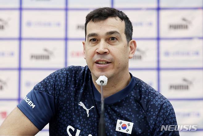 [서울=뉴시스] 김진아 기자 = 페르난도 모랄레스 대한민국 여자배구 국가대표팀 감독이 25일 오전 서울 송파구 올림픽파크텔에서 열린 '대한민국 배구 국가대표팀 신임 감독 기자회견'에서 질문에 답하고 있다. 2024.04.25. bluesoda@newsis.com