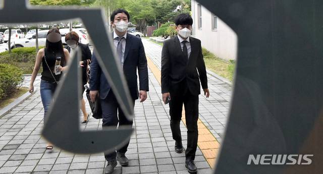 [광주=뉴시스] 신대희 기자 = 가수 고(故) 구하라씨의 가족 내 재산 상속과 관련한 두번째 공판이 12일 광주 가정법원에서 열렸다. 친모를 상대로 소송을 제기한 구씨의 오빠 구호인(오른쪽)씨가 이날 오후 변호인, 증인과 함께 법정으로 들어서고 있다. 2020.08.12. sdhdream@newsis.com