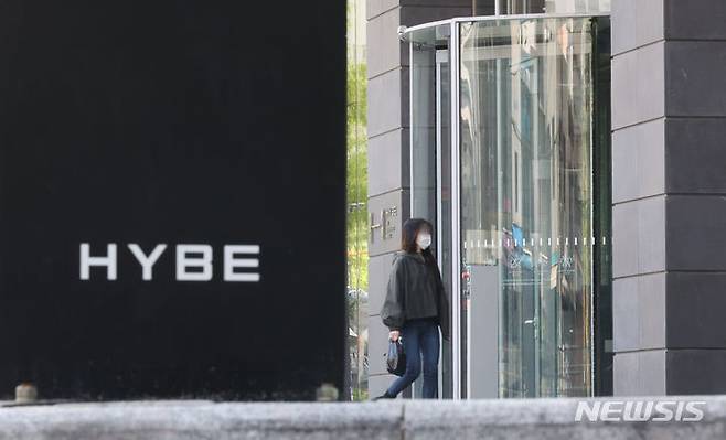[서울=뉴시스] 김금보 기자 = 기획사 하이브와 그룹 '뉴진스' 소속 자회사 어도어의 민희진 대표가 충돌하며 논란이 일고 있다. 사진은 25일 서울 용산구 하이브 사옥. 2024.04.25. kgb@newsis.com